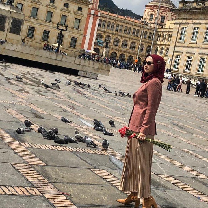<p>Desy Ratnasari juga mengikuti tren fashion keknian. Tengok gayanya ketika sedang berlibur di luar negeri, Bunda. Ia memadukan blazer dan rok plisket kekinian. (Foto: Instagram @desyratnasariterdepan).</p>