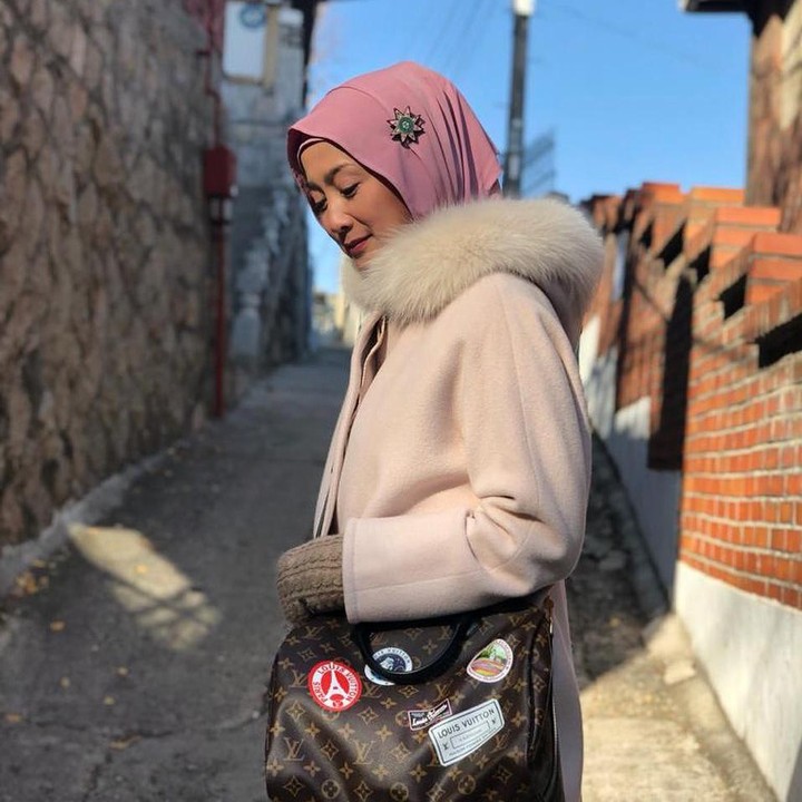 <p>Gaya Desy Ratnasari ketika tampil <em>chic</em> memakai <em>trench coat</em> juga tak kalah modis. Ia terlihat feminin dalam balutan <em>outfit</em> bernuansa pastel. (Foto: Instagram @desyratnasariterdepan).</p>