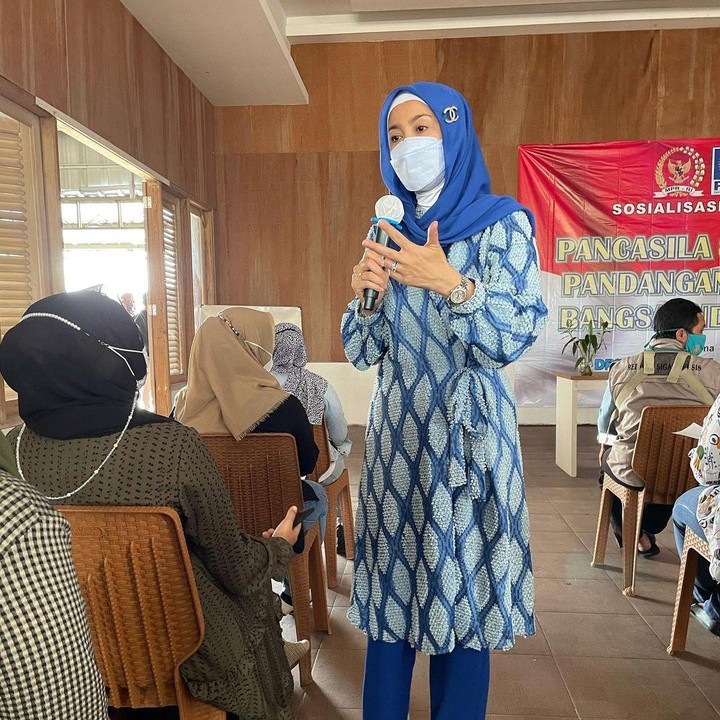 <p>Bunda satu anak itu selalu tampil modis di berbagai kesempatan. Termasuk ketika sedang menjalankan tugasnya sebagai anggota DPR. Lihat saja gayanya yang modis dengan outfit serba biru. (Foto: Instagram @desyratnasariterdepan).</p>