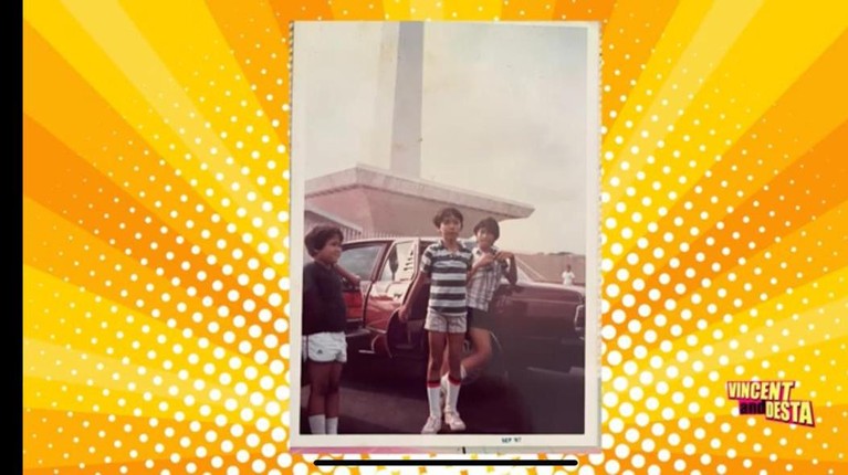 Pada tayangan terbaru konten YouTube kanal Vincent dan Desta menampilkan foto-foto lawas keluarga Desta. Yuk kita intip!