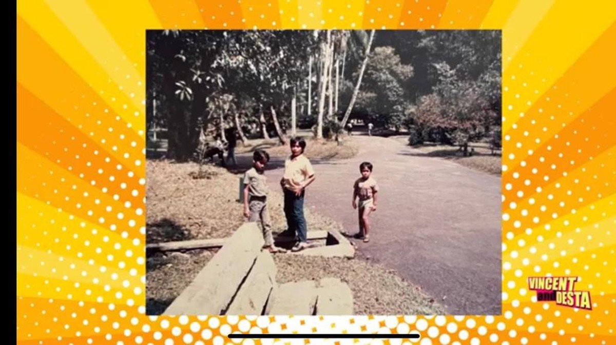 Pada tayangan terbaru konten YouTube kanal Vincent dan Desta menampilkan foto-foto lawas keluarga Desta&period; Yuk kita intip&excl;
