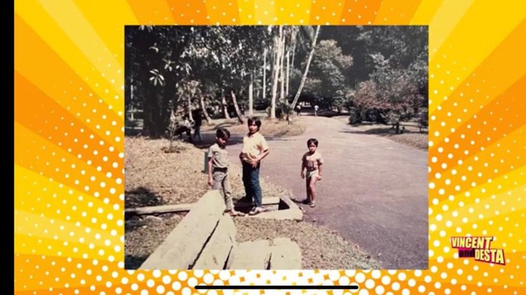 Pada tayangan terbaru konten YouTube kanal Vincent dan Desta menampilkan foto-foto lawas keluarga Desta. Yuk kita intip!
