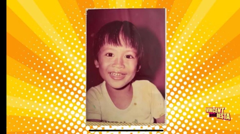 Pada tayangan terbaru konten YouTube kanal Vincent dan Desta menampilkan foto-foto lawas keluarga Desta. Yuk kita intip!
