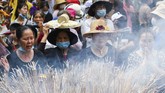 FOTO: Festival Hung Kings, Bukti Sukses Vietnam Lawan Pandemi Dianggap sebagai negara yang sukses menangani pandemi Covid-19 sejak awal, Vietnam gelar festival Hung Kings dengan hadirkan puluhan ribu massa.
