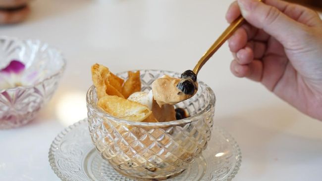 Selain dimakan langsung, kurma bisa dikreasikan menjadi es krim dengan paduan boba yang kenyal. Berikut resep praktis es krim kurma boba hanya pakai 3 bahan.