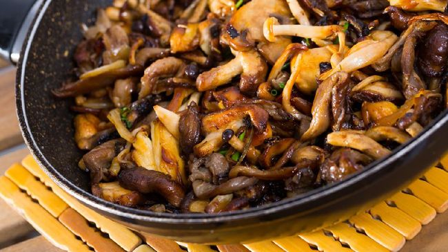 Anda dapat mengolah jamur tiram untuk berbuka puasa. Berikut resep praktis buka puasa tumis jamur tiram.