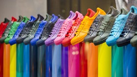 Warna Sneakers yang Netral untuk Semua Warna Baju