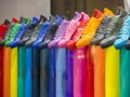 Warna Sneakers yang Netral untuk Semua Warna Baju