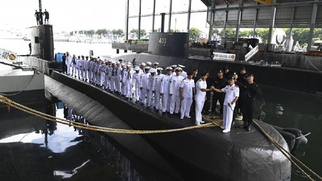 Eks awak KRI Nanggala-402 meluruskan soal isu sakit akibat radiasi lantaran terlalu lama berada di kapal selam yang kini karam di perairan Bali itu.