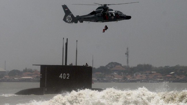 FOTO: Kapal Selam Nanggala-402 TNI AL Hilang di Bali