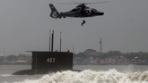 FOTO: Kapal Selam Nanggala-402 TNI AL Hilang di Bali Ada 53 awak masih berada di Kapal Selam KRI Nanggala-402 yang diduga tenggelam setelah hilang kontak saat melakukan latihan di perairan Bali.