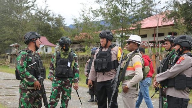 Polisi mengamankan senjata api, uang tunai, dan sejumlah barang bukti lain dari hasil olah TKP di Ilaga, Papua.