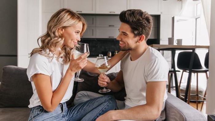 Kenali Tanda-Tanda Tersembunyi Ketika Seorang Pria Jatuh Cinta