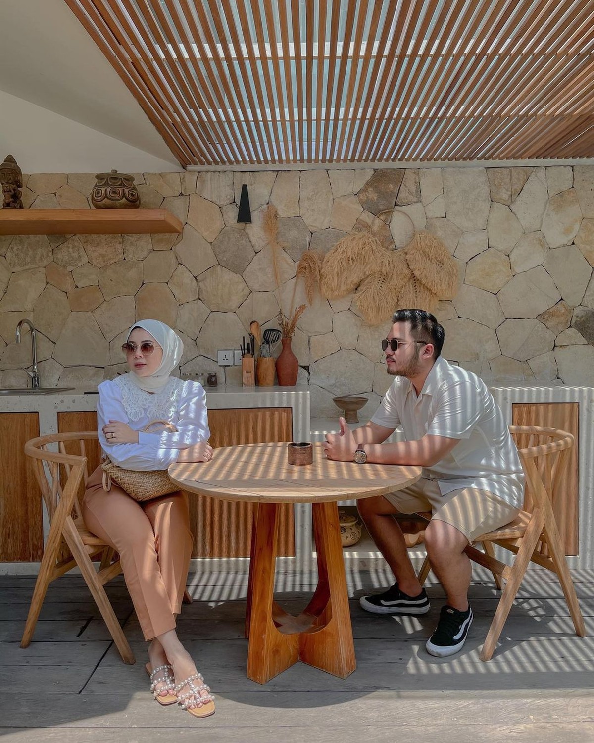 Kesha Ratuliu dan Adhi Permana baru saja pergi bulan madu ke tiga destinasi&period; Yuk kita intip momen romantisnya mereka&excl;