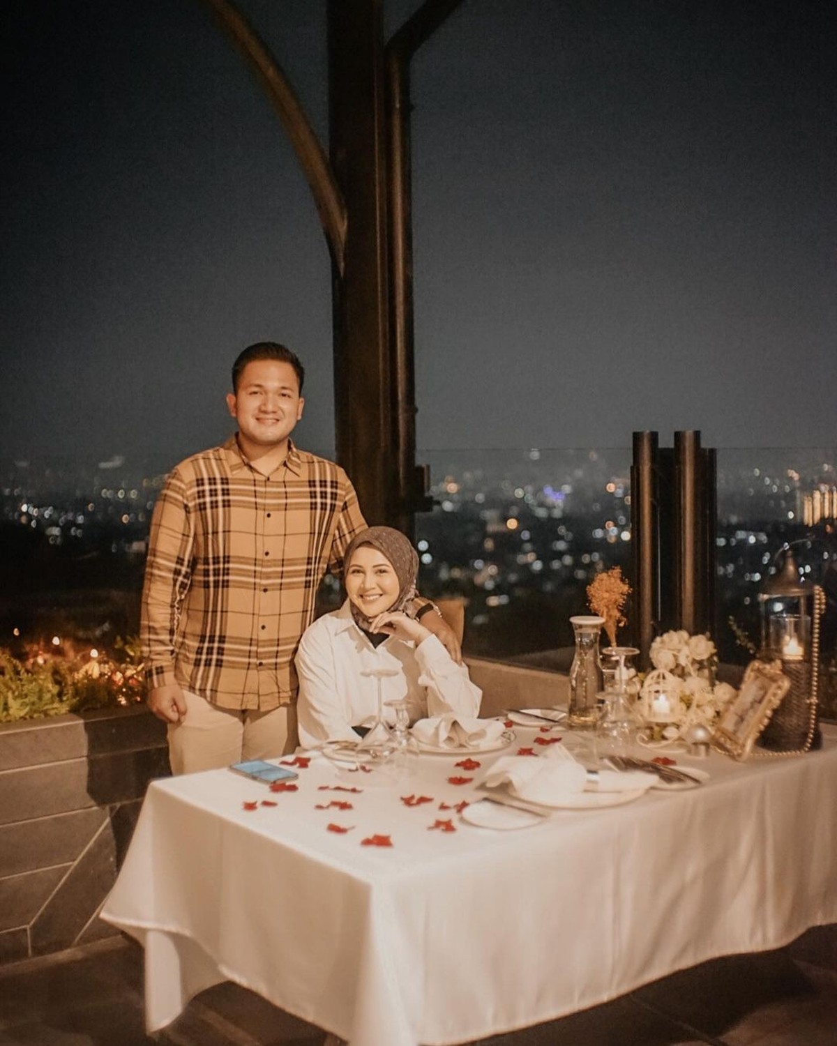 Kesha Ratuliu dan Adhi Permana baru saja pergi bulan madu ke tiga destinasi&period; Yuk kita intip momen romantisnya mereka&excl;