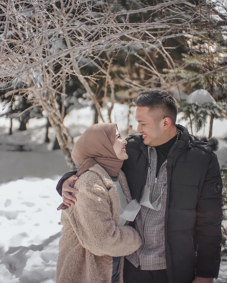 Kesha Ratuliu dan Adhi Permana baru saja pergi bulan madu ke tiga destinasi. Yuk kita intip momen romantisnya mereka!