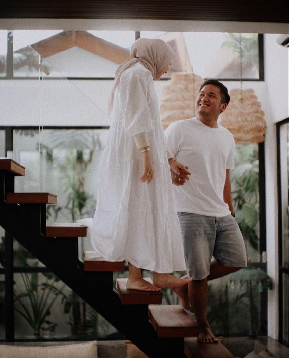 Kesha Ratuliu dan Adhi Permana baru saja pergi bulan madu ke tiga destinasi&period; Yuk kita intip momen romantisnya mereka&excl;