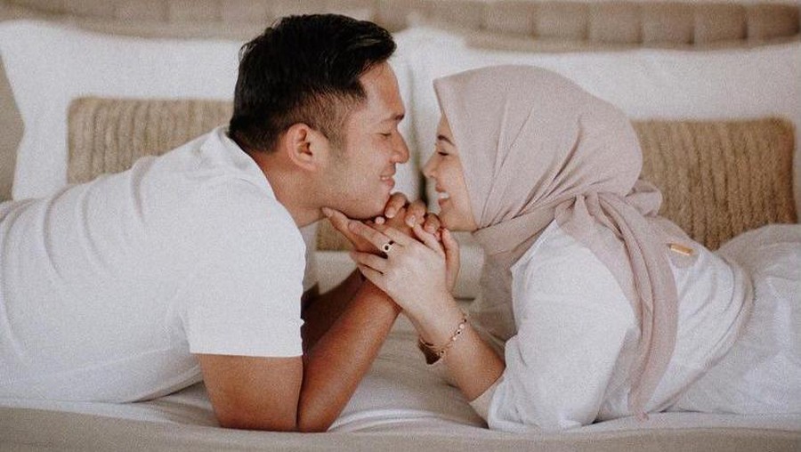 Kesha Ratuliu dan Adhi Permana Kesha Ratuliu dan Adhi Permana baru saja pergi bulan madu ke tiga destinasi. Yuk kita intip momen romantisnya mereka!