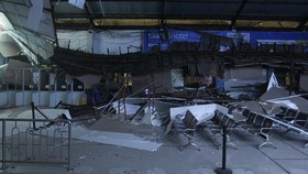Plafon Ruang Tunggu Stasiun Pasarturi Surabaya Ambruk