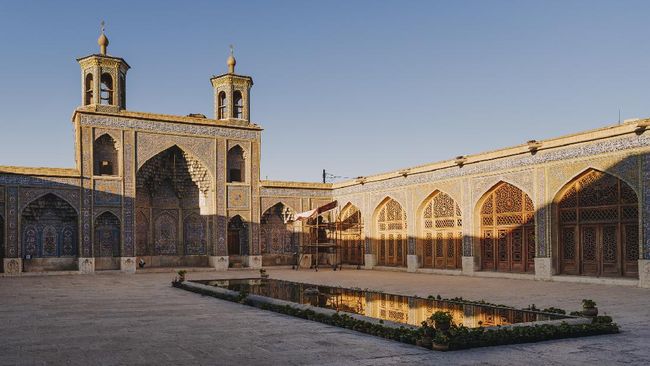 Gubernur Baru di Iran Kena Tampar saat Pidato di Masjid Seorang pria tiba-tiba naik ke atas panggung saat Gubernur Khorram berpidato dan menamparnya tepat di depan wajahnya.