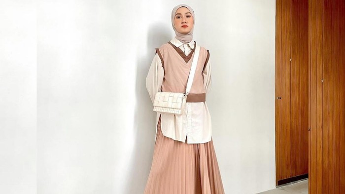 Referensi Mix & Match Tampilan Fashion Hijab ala Korea yang Kekinian untuk Acara Bukber
