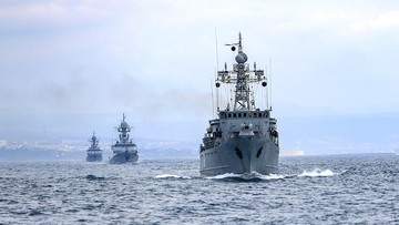 Russia Ukraine Foto selebaran yang dirilis pada hari Rabu, 14 April 2021 oleh Layanan Pers Kementerian Pertahanan Rusia menunjukkan, Sebuah kapal angkatan laut Rusia terlihat selama latihan angkatan laut di Laut Hitam. Rusia bersikeras bahwa mereka memiliki hak untuk menutup wilayah Laut Hitam untuk kapal angkatan laut asing dan menolak kritik Ukraina dan Barat atas tindakan tersebut. (Russian Defense Ministry Press Service via AP)