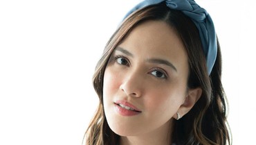 img-title Tepis Isu Cerai, Shandy Aulia Tatap Mesra Suami