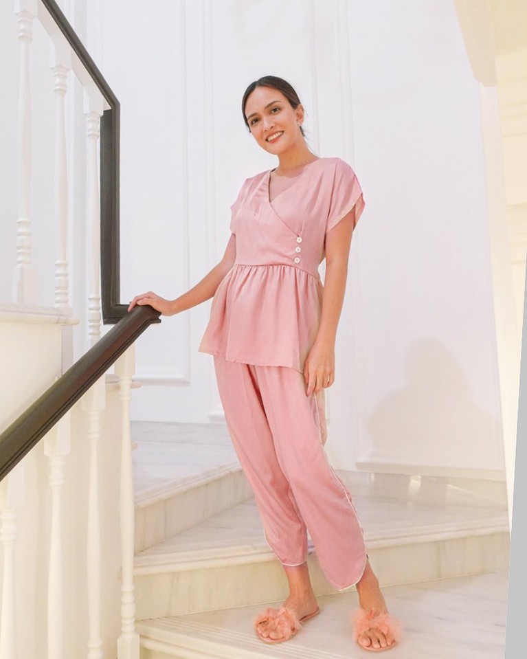 Shandy Aulia Shandy Aulia sering kali dihujat oleh netizen tetapi ia tetap cuek. Beginilah potret cantik Shandy Aulia!