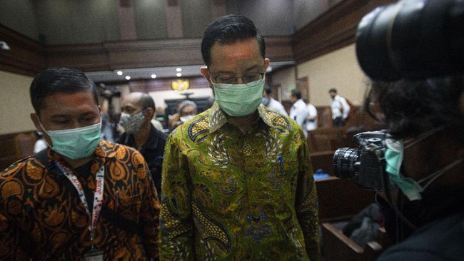 Jika uang pengganti tak dibayar setelah satu bulan putusan inkrah, jaksa menuntut agar harta Juliari disita atau diganti pidana dua tahun bui.