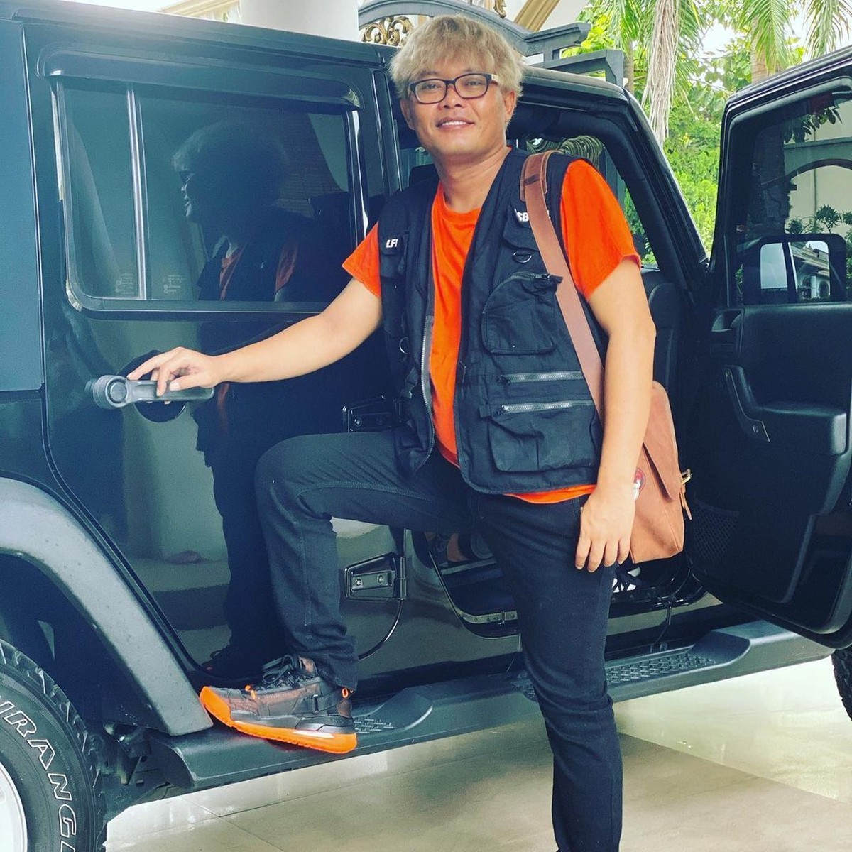 Berkat isu keretakan rumah tangga nya dengan Nathalie Holscher&comma; Sule kini jadi perbincangan&period; Yuk kita intip potret sang komedian ini&excl;