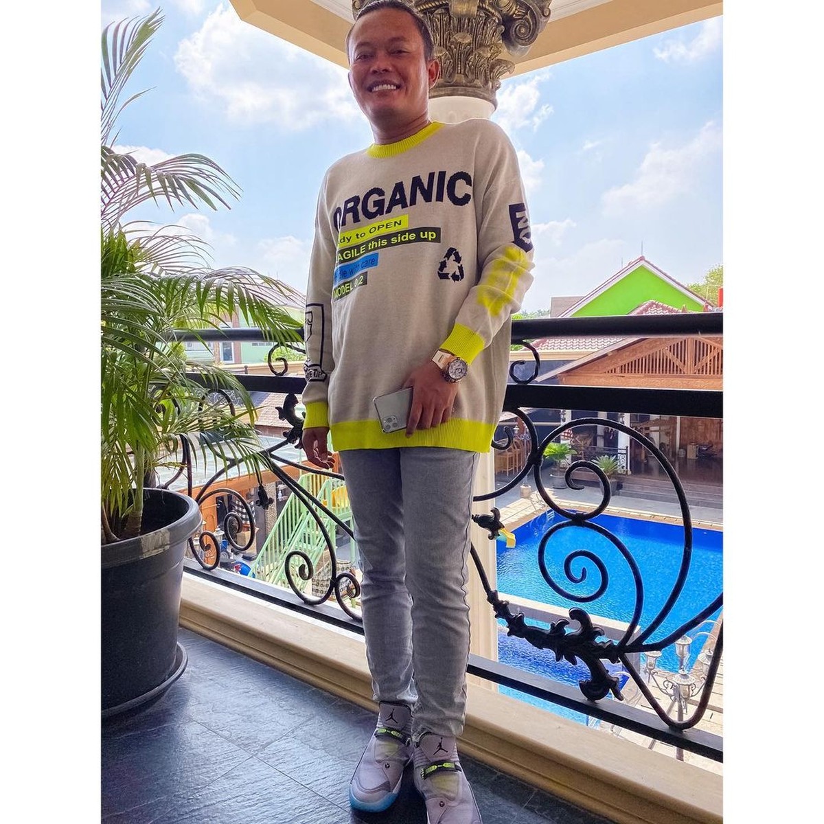 Berkat isu keretakan rumah tangga nya dengan Nathalie Holscher&comma; Sule kini jadi perbincangan&period; Yuk kita intip potret sang komedian ini&excl;