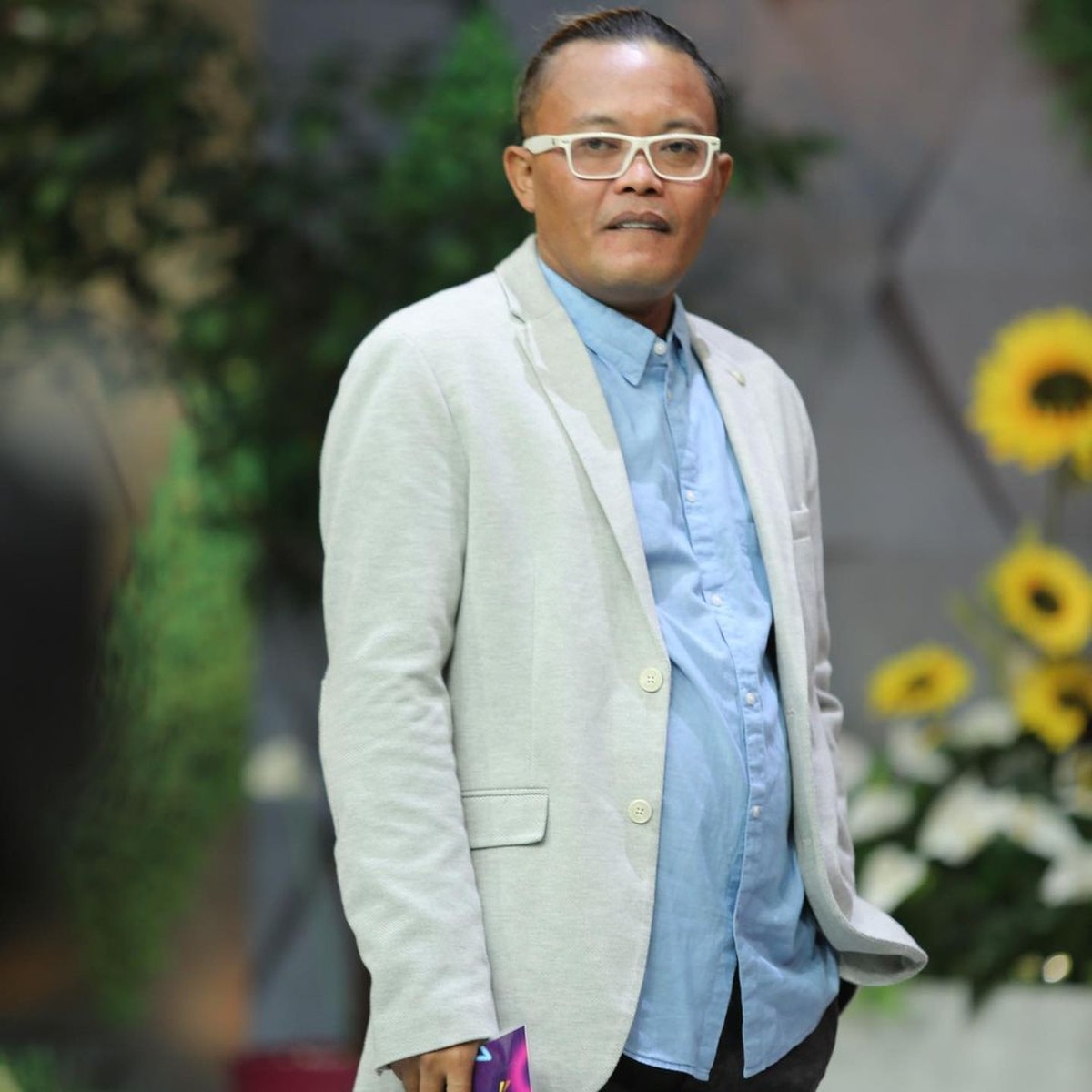 Berkat isu keretakan rumah tangga nya dengan Nathalie Holscher&comma; Sule kini jadi perbincangan&period; Yuk kita intip potret sang komedian ini&excl;