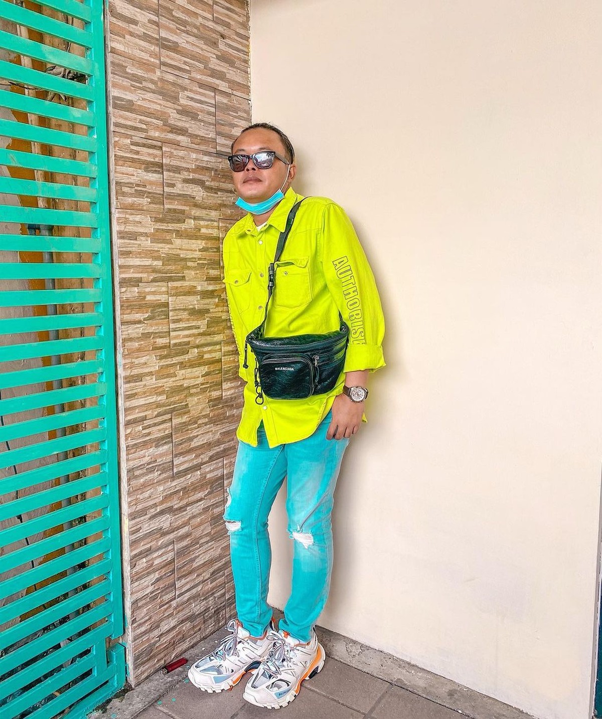 Berkat isu keretakan rumah tangga nya dengan Nathalie Holscher&comma; Sule kini jadi perbincangan&period; Yuk kita intip potret sang komedian ini&excl;