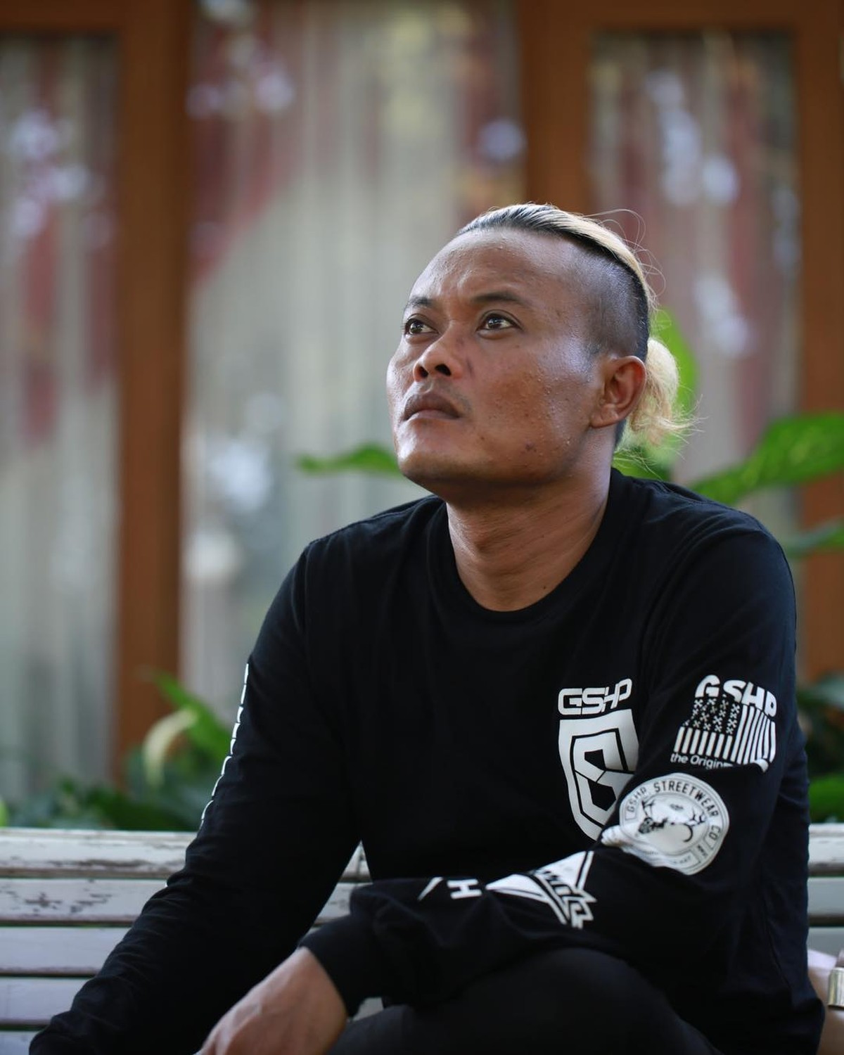 Berkat isu keretakan rumah tangga nya dengan Nathalie Holscher&comma; Sule kini jadi perbincangan&period; Yuk kita intip potret sang komedian ini&excl;