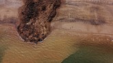 FOTO: Tebing Longsor di Pantai Tersembunyi Wales Tebing di pantai Nefyn, Wales, Inggris, longsor ke laut dan membahayakan penduduk setempat.