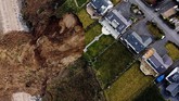 FOTO: Tebing Longsor di Pantai Tersembunyi Wales Tebing di pantai Nefyn, Wales, Inggris, longsor ke laut dan membahayakan penduduk setempat.