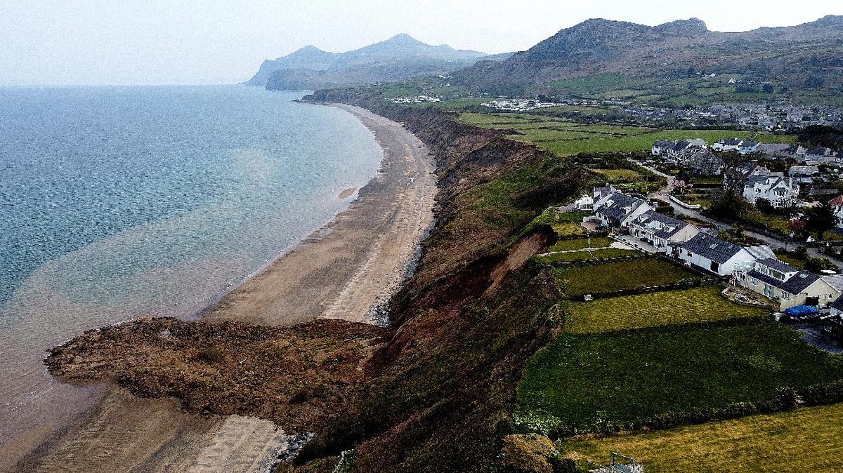 FOTO: Tebing Longsor di Pantai Tersembunyi Wales