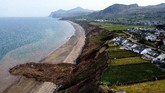 FOTO: Tebing Longsor di Pantai Tersembunyi Wales Tebing di pantai Nefyn, Wales, Inggris, longsor ke laut dan membahayakan penduduk setempat.