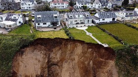 FOTO: Tebing Longsor di Pantai Tersembunyi Wales