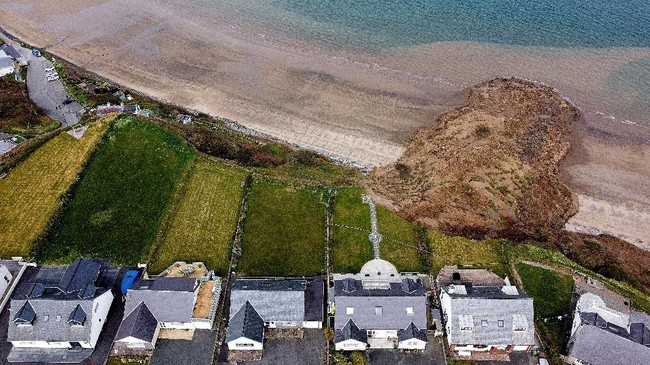 FOTO: Tebing Longsor di Pantai Tersembunyi Wales