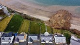 FOTO: Tebing Longsor di Pantai Tersembunyi Wales Tebing di pantai Nefyn, Wales, Inggris, longsor ke laut dan membahayakan penduduk setempat.