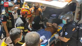 VIDEO: Aksi Petugas Damkar Evakuasi Korban Kebakaran