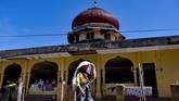 FOTO: Nyaring Lantunan Zikir dalam Tradisi Suluk di Aceh Saban Ramadan, sebagian umat Islam di Aceh melakukan tradisi suluk. Tradisi ini biasanya dilakukan dengan berzikir tanpa henti.