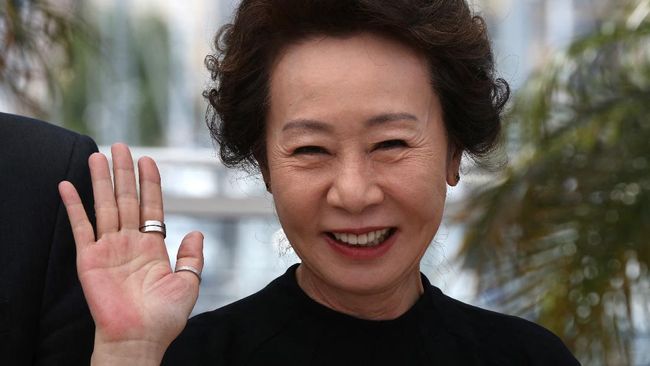 Aktris senior Youn Yuh-jung yang jadi nenek dalam Minari diprediksi membawa pulang piala Aktris Pendukung Terbaik dalam Oscar 2021.