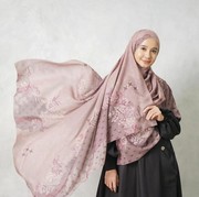6 Brand Hijab Motif Milik Artis yang Cocok Dipakai Saat Ramadan