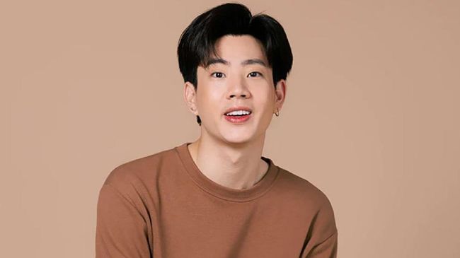 GMMTV selaku rumah produksi sekaligus talent agency mengonfirmasi aktor Thailand Off Jumpol Adulkittiporn positif Covid-19
