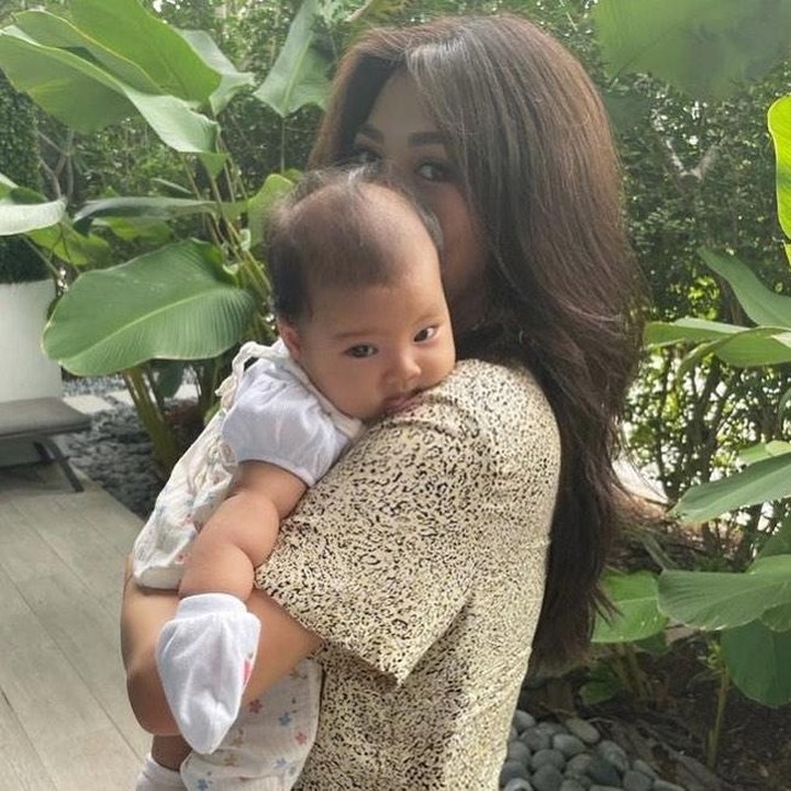 <p>Selain lucu dengan pakaiannya, pipi <em>baby</em> Korra rupanya sadar kamera ketika difoto sehingga langsung mencuri perhatian warganet. (Foto: Instagram @adindabakrie)</p>