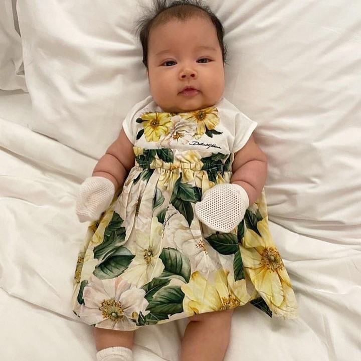 <p>Yang membuat gemas, Adinda pernah mengenakan pakaian berupa gaun pada putri kecilnya tersebut, Bunda. Lucu banget pipi chubby nya ya. (Foto: Instagram @adindabakrie)</p>