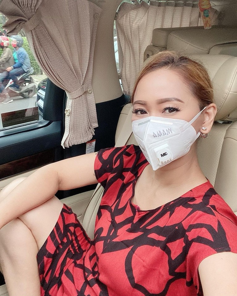 Artis Memakai Daster Deretan artis Indonesia yang hobi dasteran tapi tetap tampil cantik. Yuk simak siapa aja mereka!