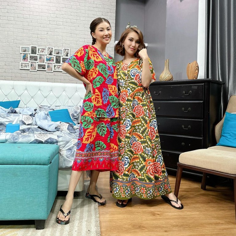 Artis Memakai Daster Deretan artis Indonesia yang hobi dasteran tapi tetap tampil cantik. Yuk simak siapa aja mereka!